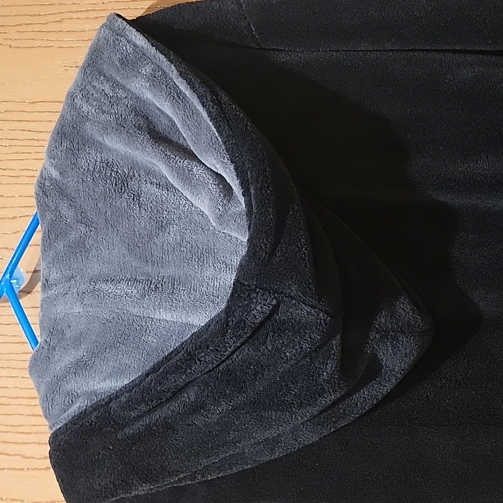Men's Black And Gray Plush Robe - Picture 4 of 4